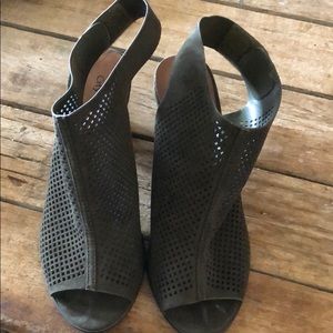 CityClassified olive green perp toe shoe size 8